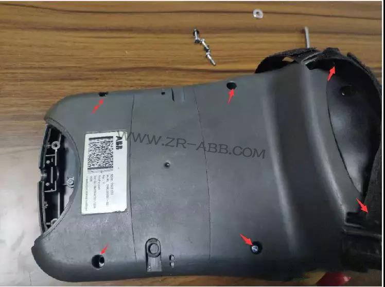 ABB機(jī)器人示教器維修拆解過(guò)程及更換步驟
